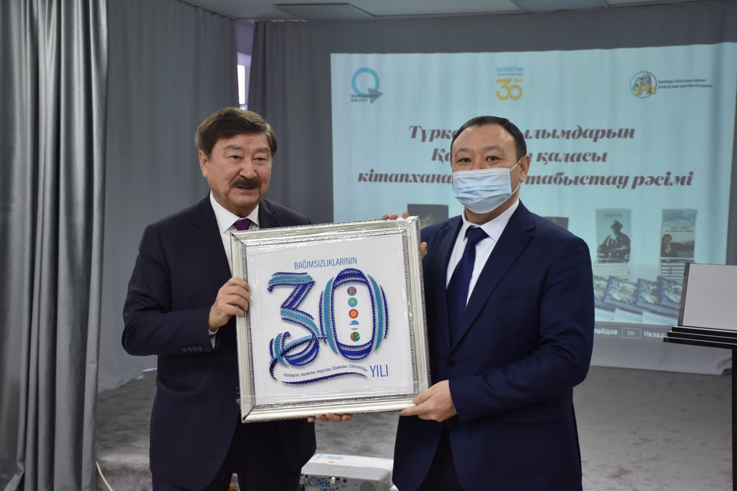 تۇركسوي قاراعاندى قالاسىنىڭ كىتاپحاناسىنا كىتاپتار تارتۋ ەتتى