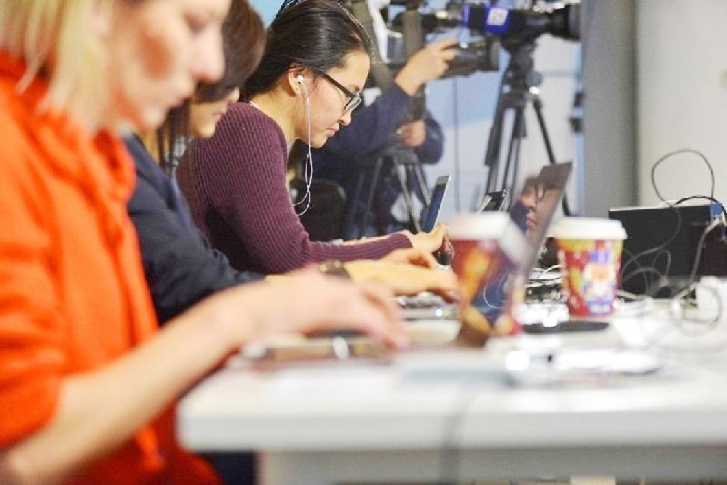 قر اقدم جۋرناليستەردى اقپارات تاراتۋدا وبەكتيۆتى ءارى شىنايى بولۋعا شاقىردى