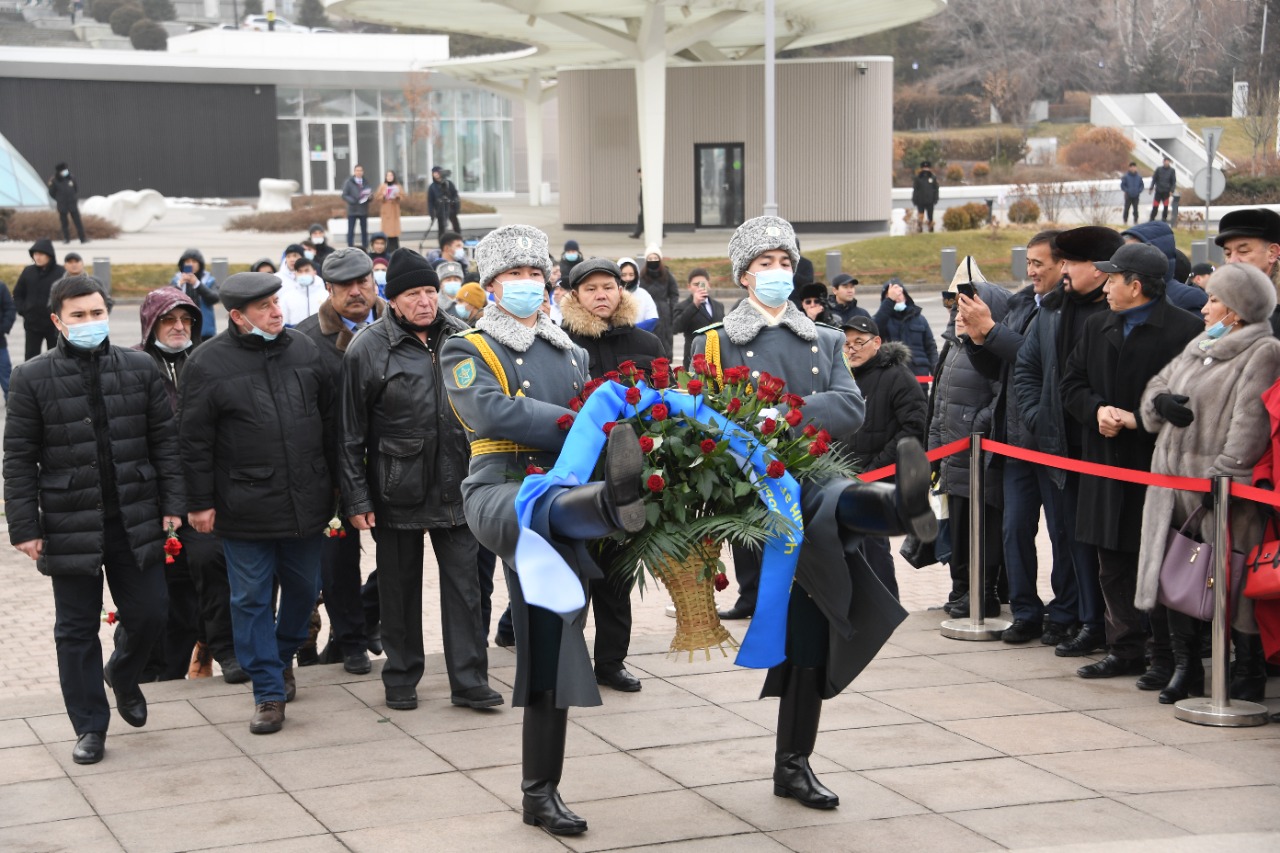 الماتىلىقتار «تاۋەلسىزدىك» مونۋمەنتىنە تاعزىم ەتتى