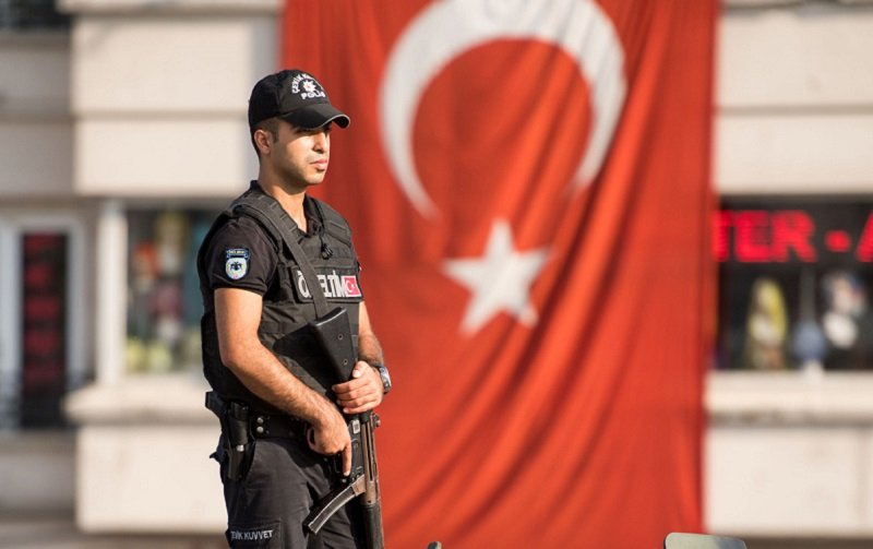 تولقۇجاتىن ساتقان اقش كونسۋلدىعىنىڭ قىزمەتكەرى قامالدى