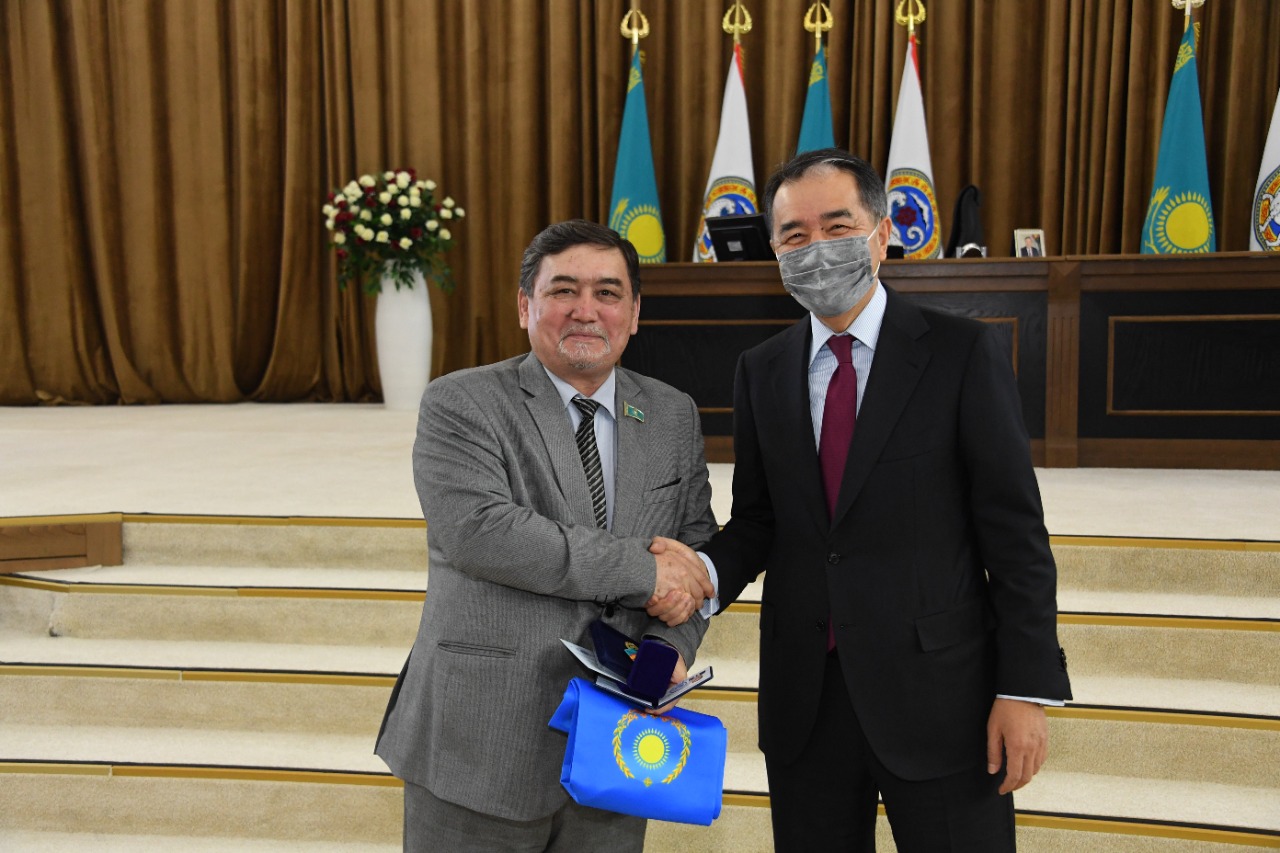 كورنەكتى قالامگەر قۇرمەتتى دەپۋتات اتاندى