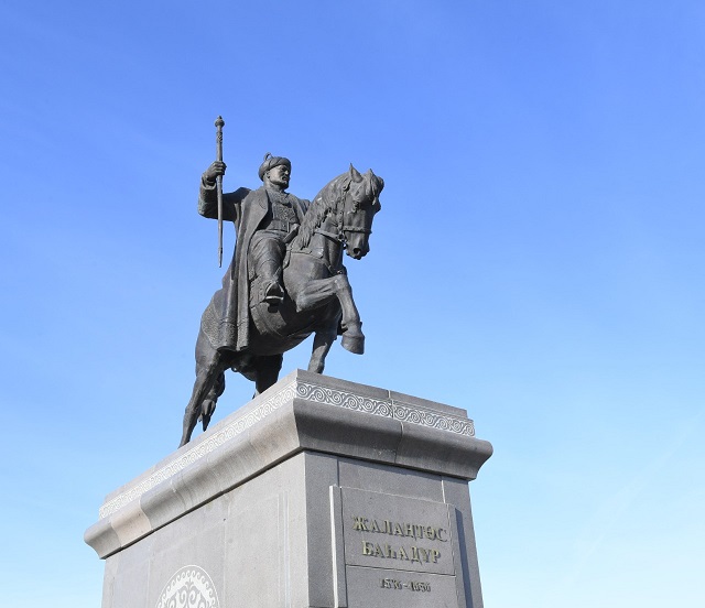 قازالىدا ءجالاڭتوس ءباھادۇر ەسكەرتكىشى بوي كوتەردى