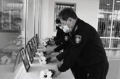 پوليتسەيلەر ارىپتەستەرىن ەسكە الدى