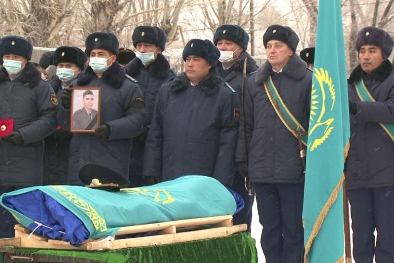 قاراعاندىدا سودىرلار قولىنان مەرت بولعان ساربازدى اقتىق ساپارعا شىعارىپ سالدى