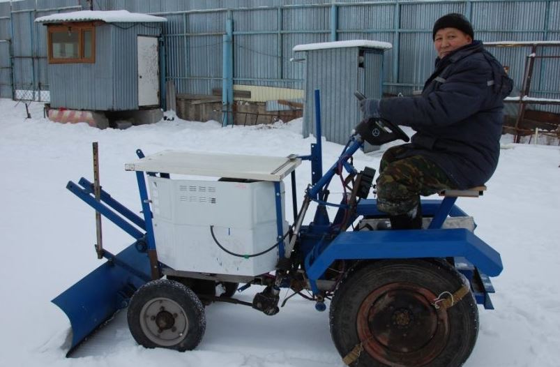 قولدان قۇراستىرعان تراكتور