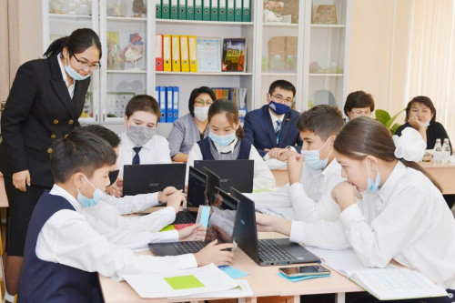 شاعىن كەشەندى مەكتەپتەرگە پەداگوگ ماماندار دايارلانۋدا