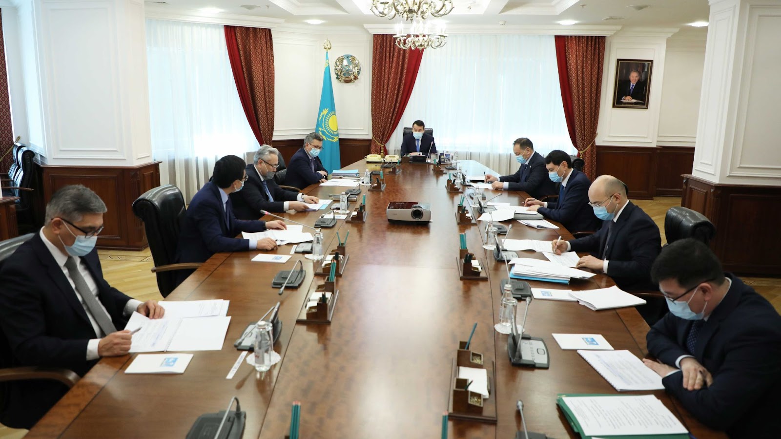 پرەمەر-مينيستر بىرقاتار ماسەلەلەر بويىنشا كەڭەس وتكىزدى