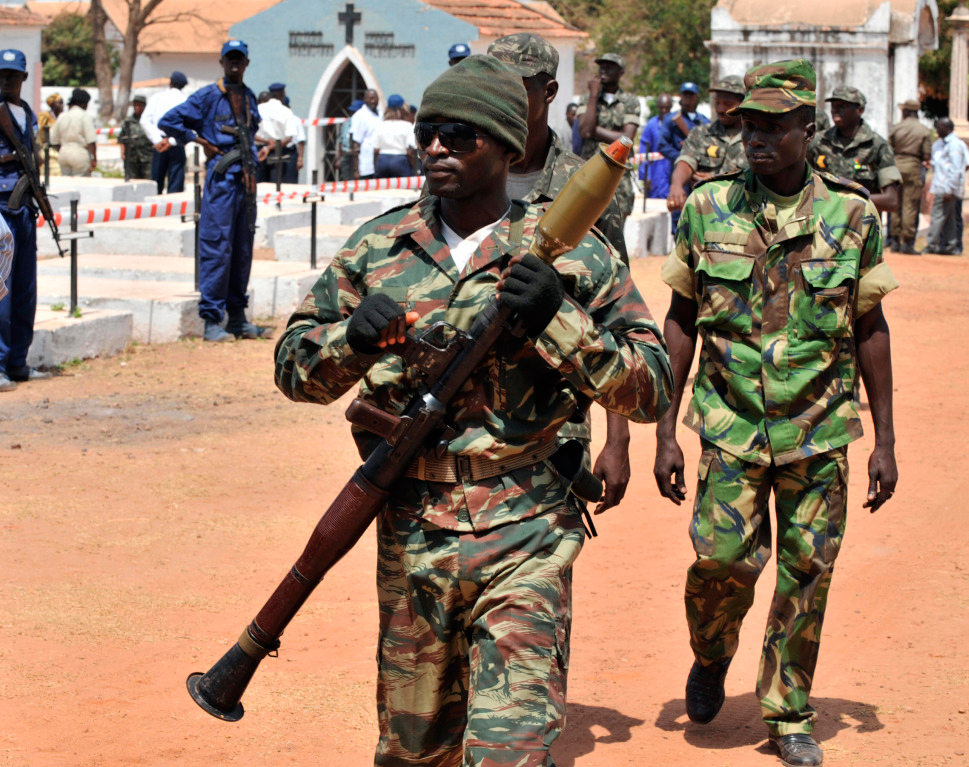 گۆينەيا-بيساۋ: ۇكىمەت سارايىنا شابۋىل كەزىندە التى ادام اجال قۇشتى