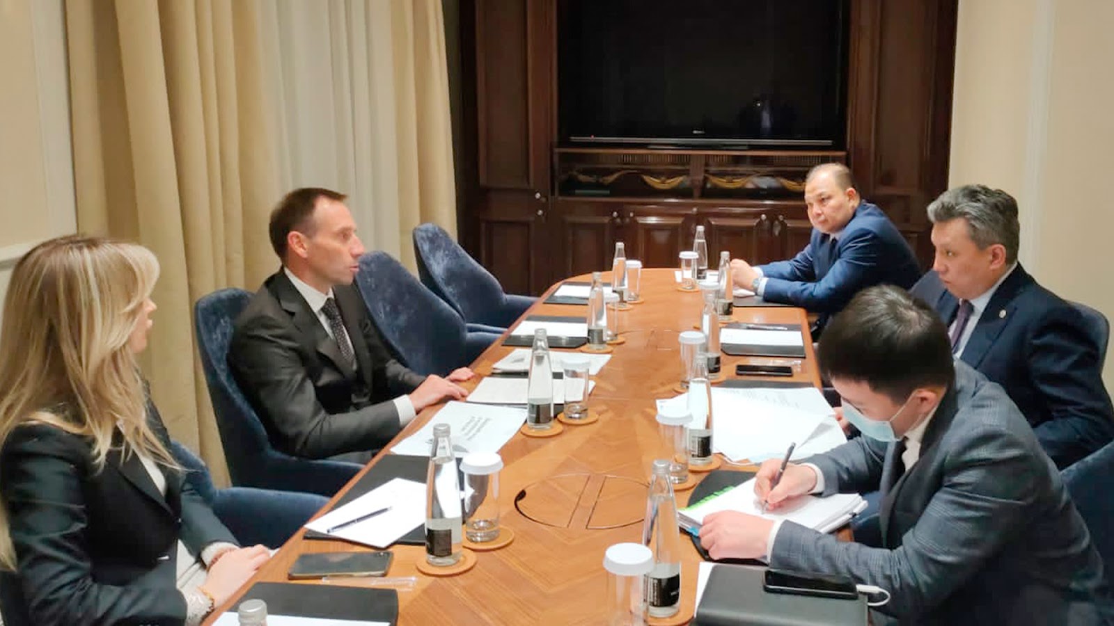 باقىت سۇلتانوۆ رەسەيلىك Ozon كومپانياسىنىڭ ديرەكتورىمەن كەزدەستى