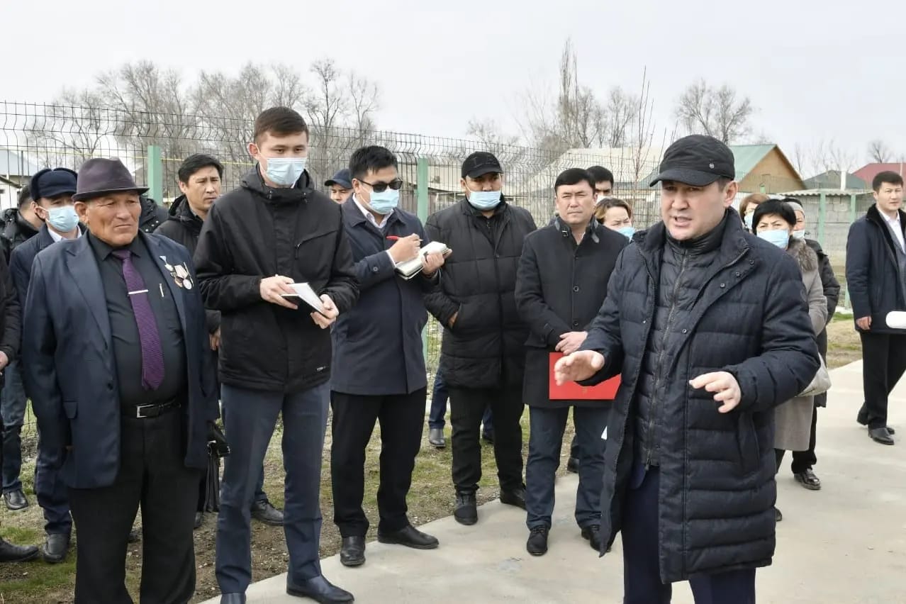 مۇرات ايتەنوۆ اقجار تۇرعىن الابىنىڭ حالقىمەن كەزدەستى