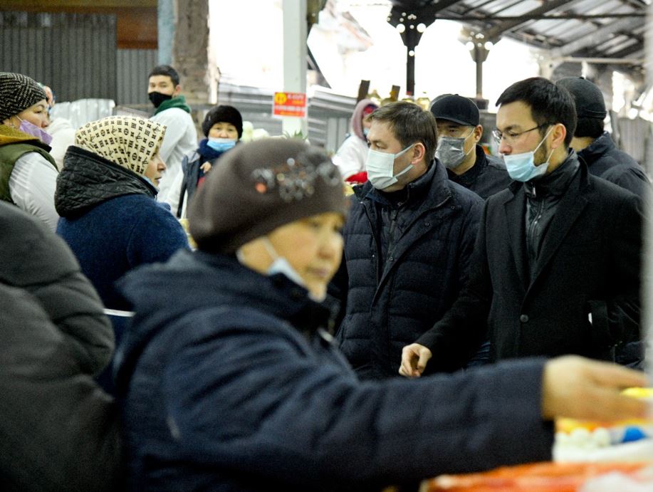 ايتەنوۆ قىرعى بازارىنداعى ساۋداگەرلەرمەن كەزدەستى