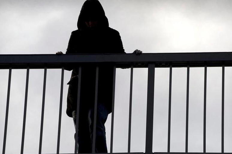 اتىراۋدا 23 جاستاعى بويجەتكەن كوپىردەن سەكىرمەك بولعان