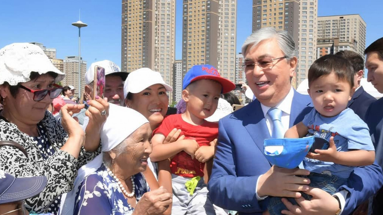 پرەزيدەنت حالىقتىڭ تالاپ-تىلەگىنە  باسىمدىق بەرىپ وتىر