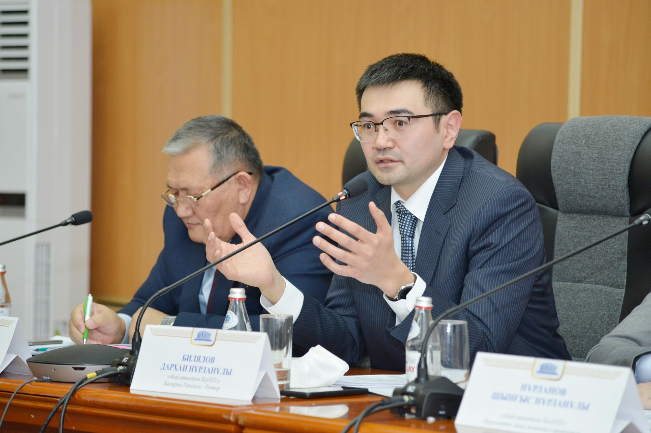 رەكتور ستۋدەنتتەرمەن كەزدەستى