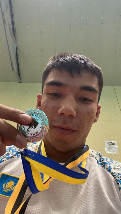 مەكتەپ وقۋشىسى الەم چەمپيونى اتاندى