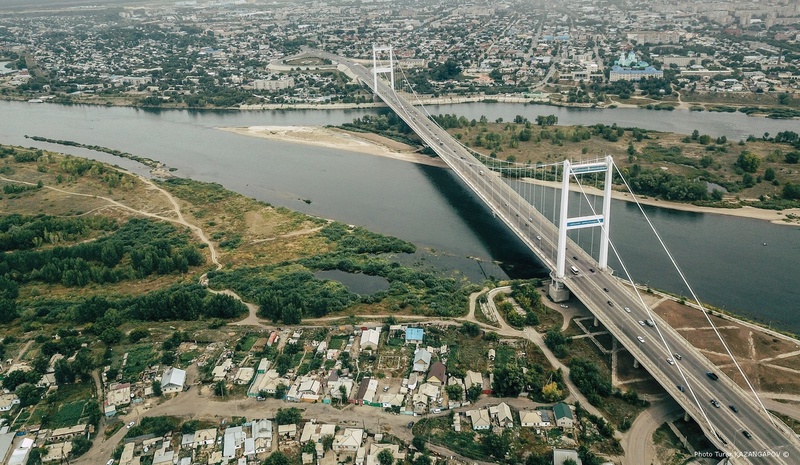 قاشاندا ەل جاققا قاراپ ەلەڭدەيمىز