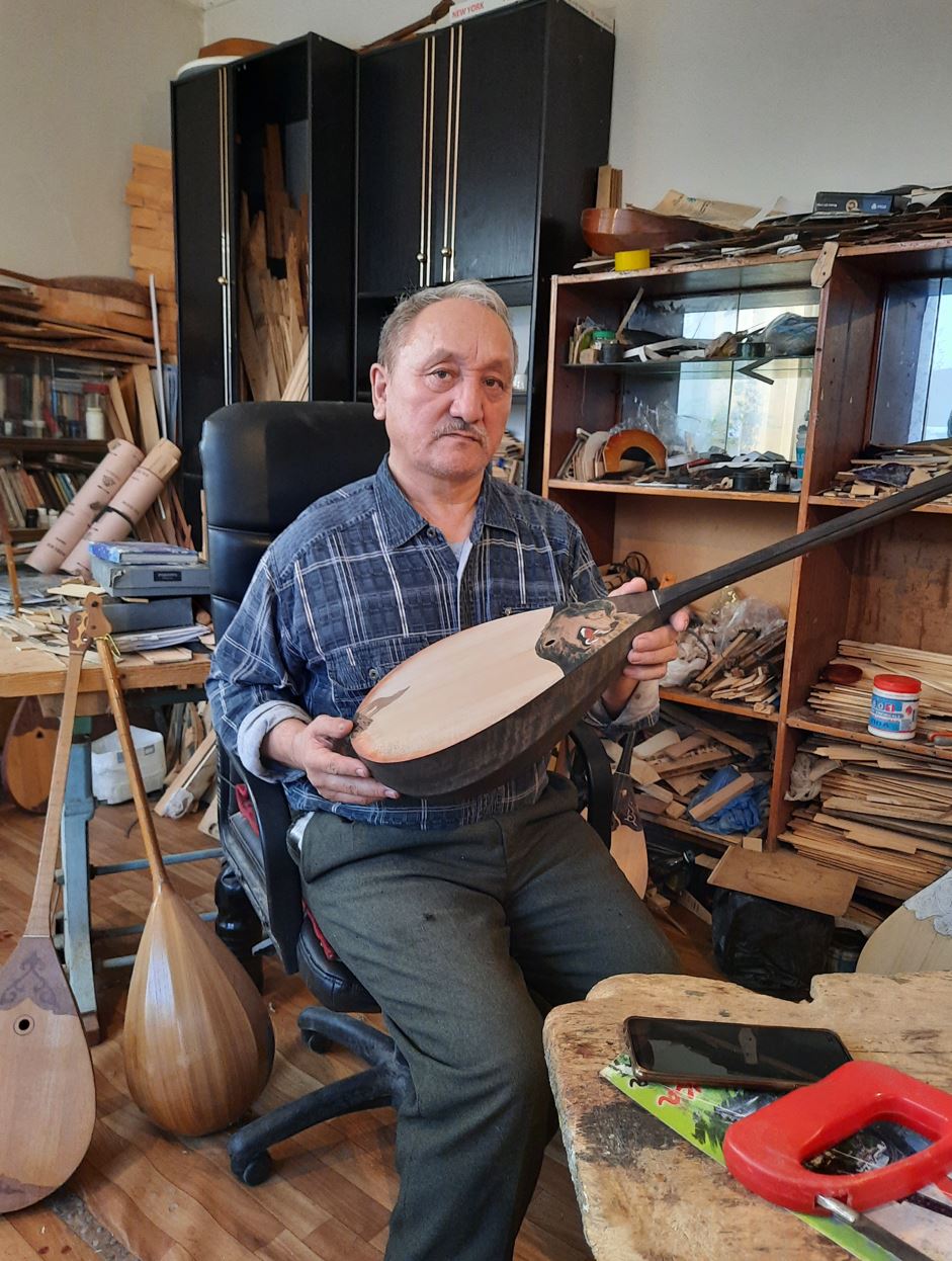 ناعىز دومبىرا تارتقان سايىن بابىنا كەلەدى