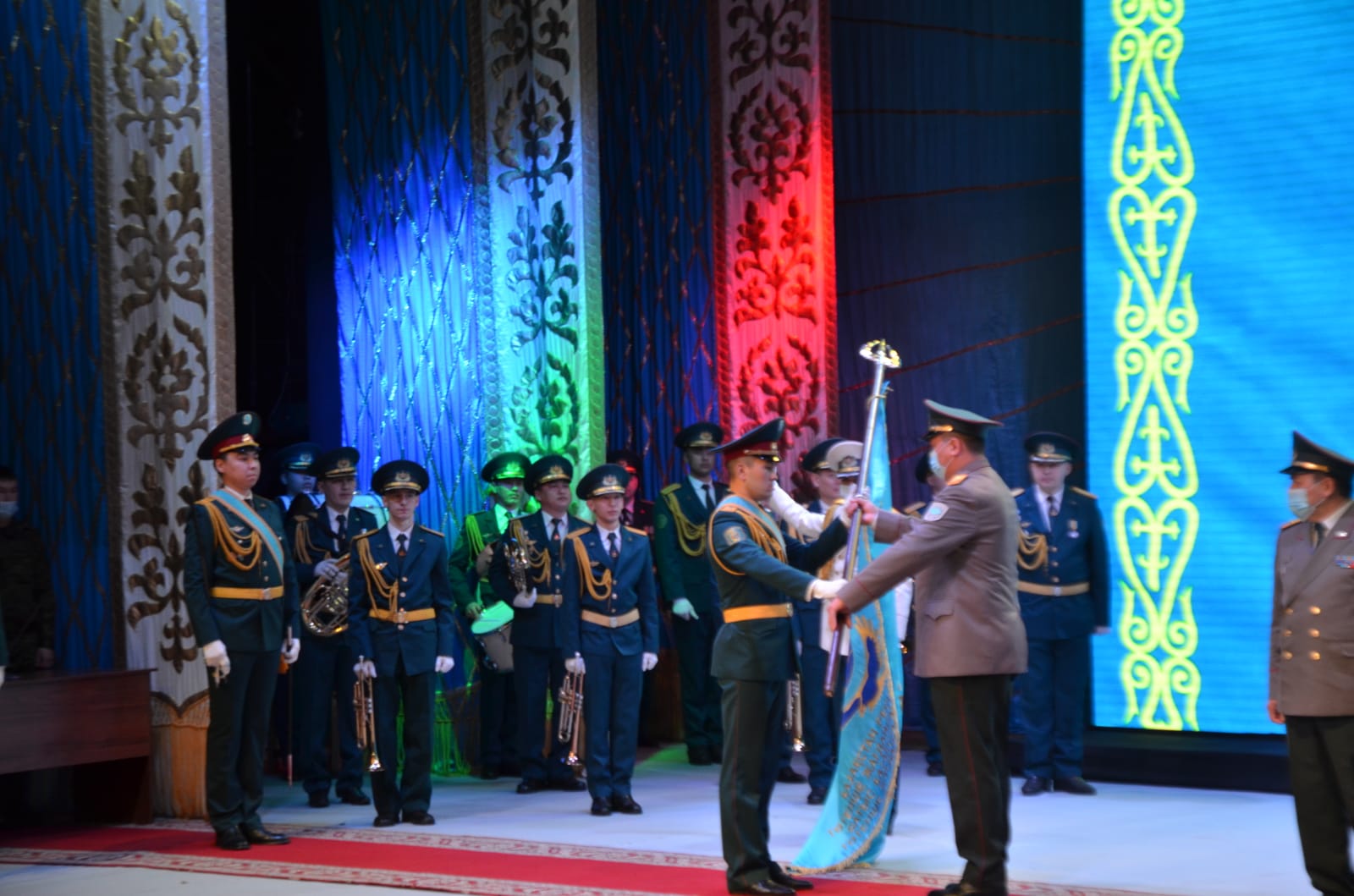 باتىس قازاقستان قۇتقارۋشىلارىنا جاۋىنگەرلىك تۋ بەرىلدى