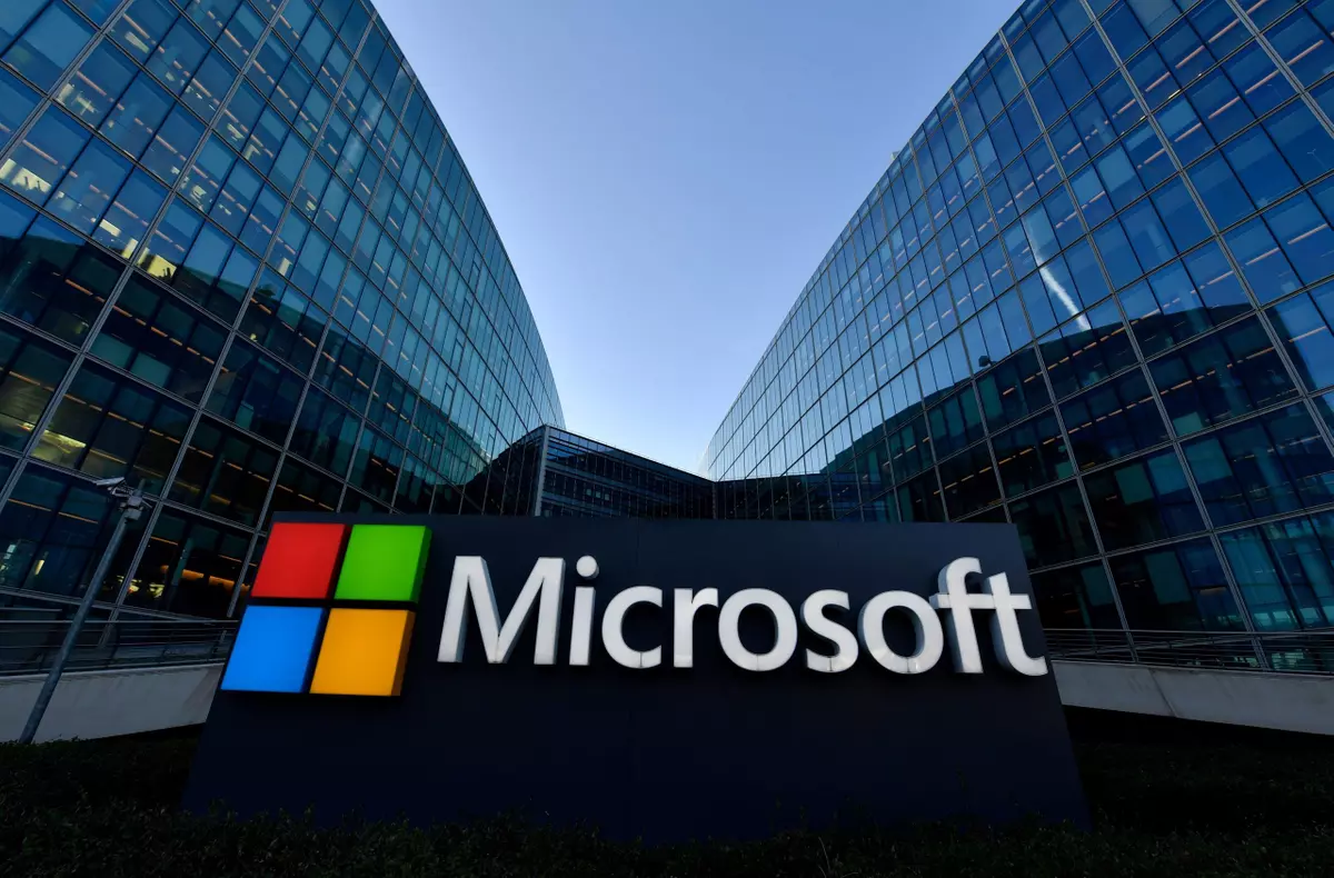 Microsoft كوروپوراتسياسى رەسەي نارىعىنان كەتتى