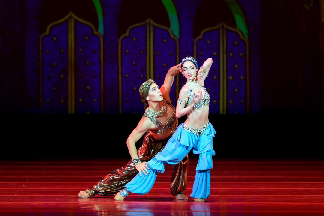 كرەمل سارايىندا  ونەر كورسەتتى