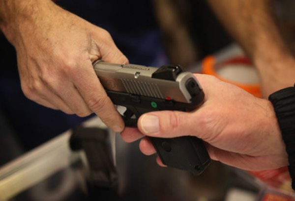 پوليتسەيلەر زاڭسىز ساقتالعان قارۋلاردى تاركىلەدى