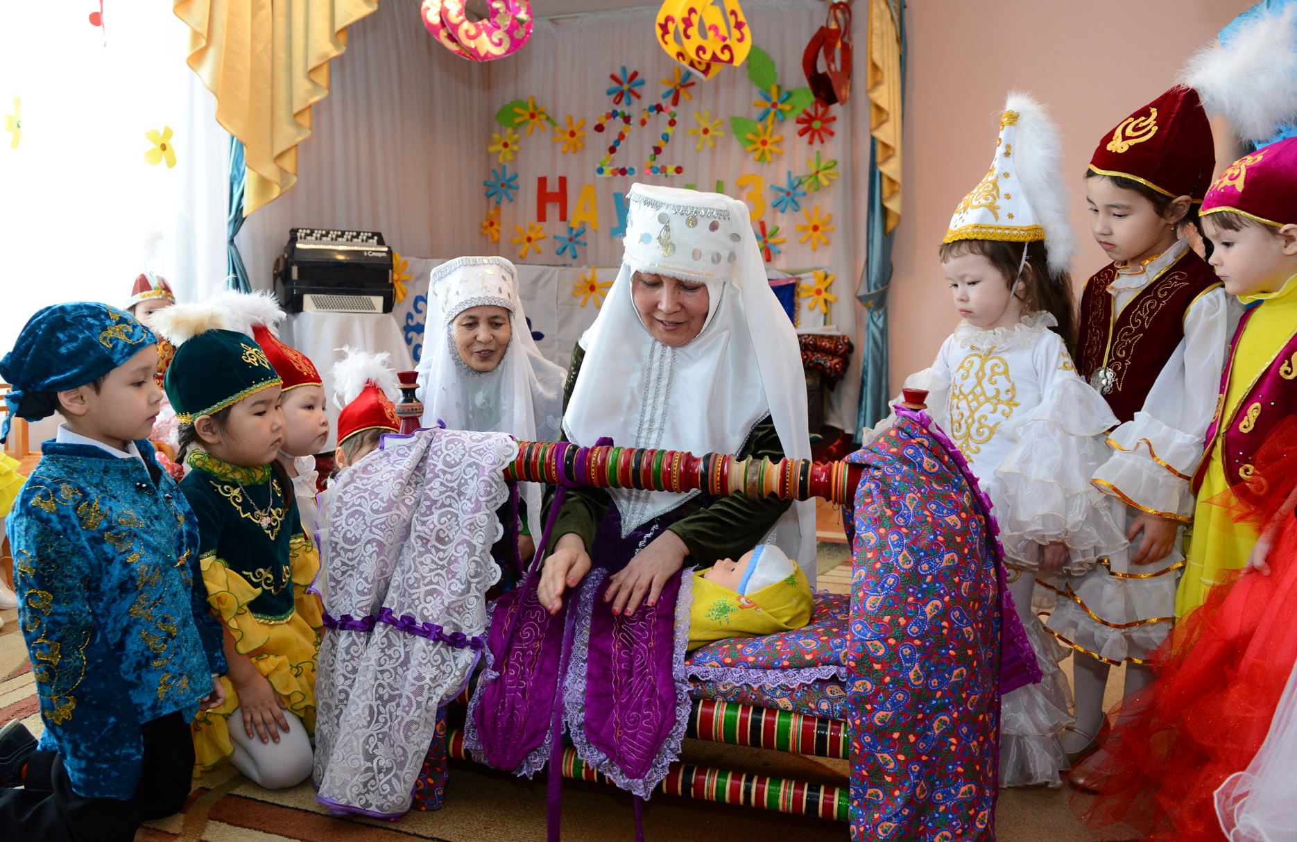 بالالار جىلىنان نە كۇتەمىز؟