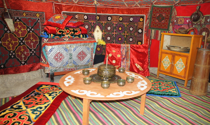 جۇننەن جاسالعان بۇيىمدار كورمە-جارمەڭكە ءتورىن جايناتتى