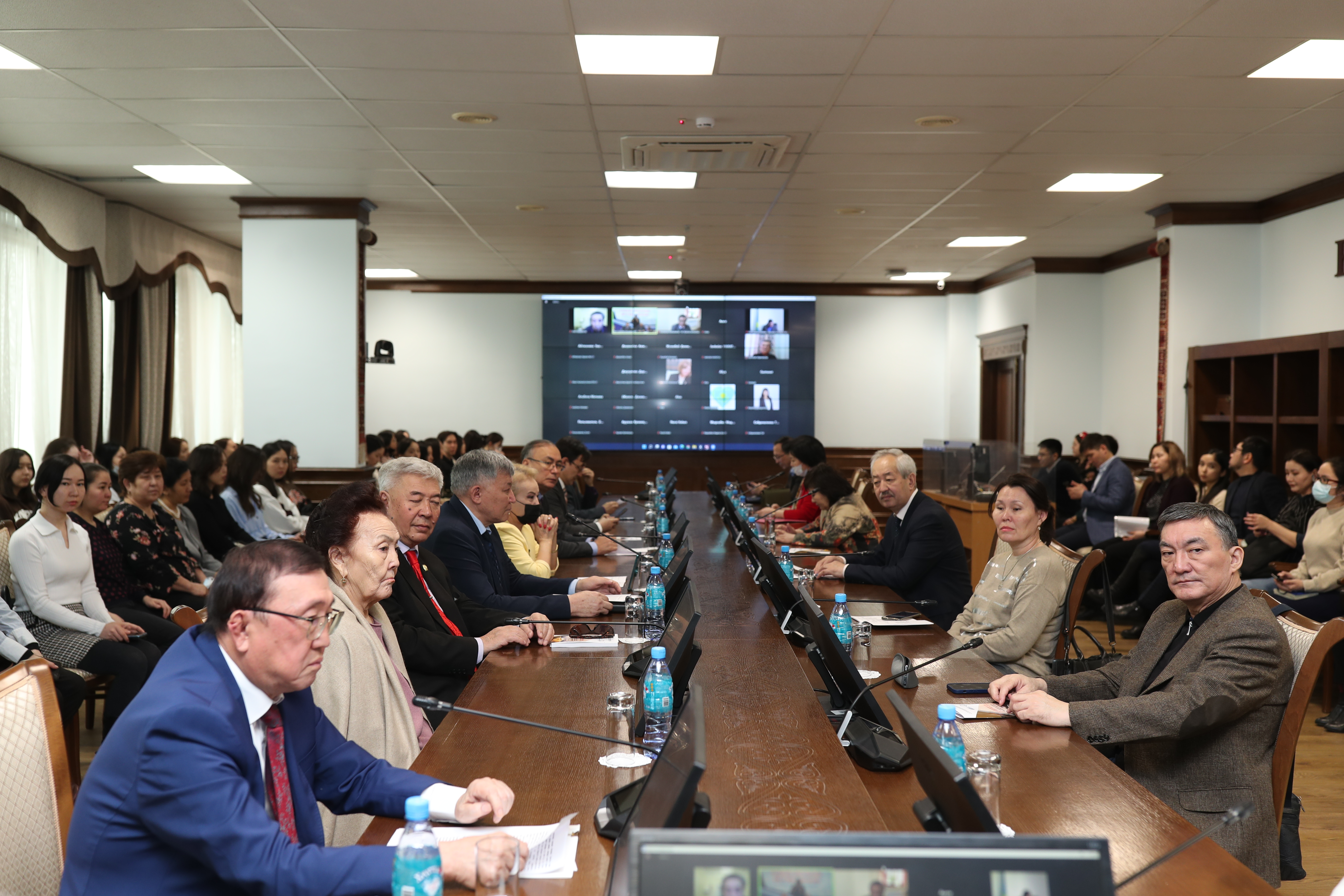 اكادەميكتەردى ارداقتاۋ استانادا جالعاستى