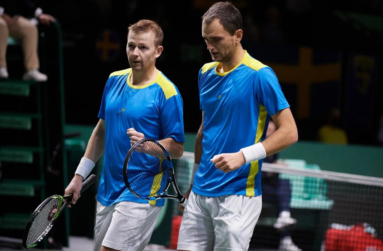 جىگىتتەر جاراپ تۇر