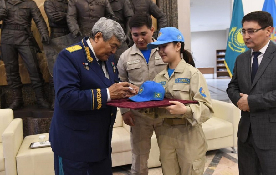 توقتار اۋباكىروۆ «جاس سارباز» تاربيەلەنۋشىلەرىمەن كەزدەستى