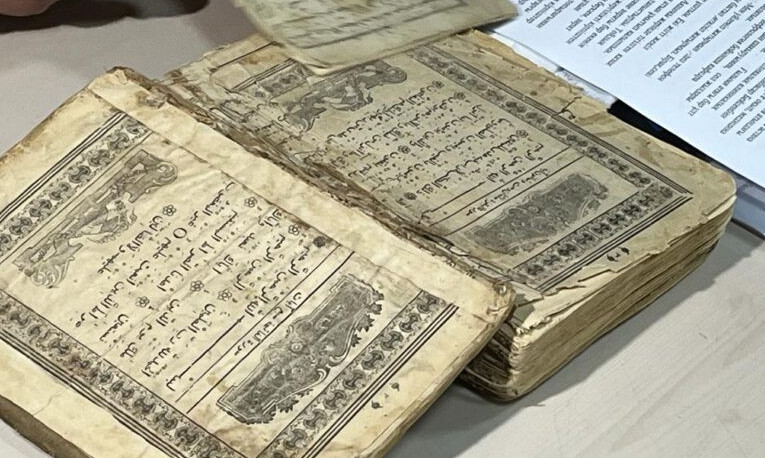 اباي مۇراجايىنا ەجەلگى قۇران كىتابى تاپسىرىلدى