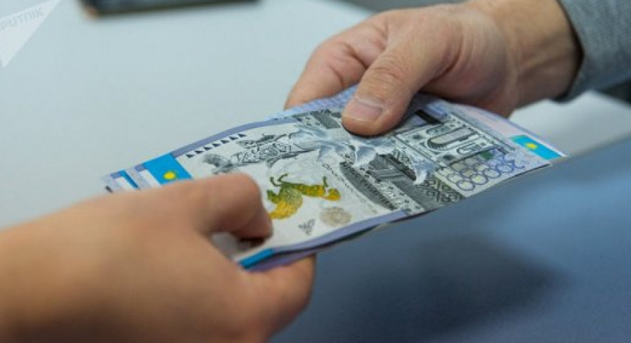 ەڭبەك مينيسترلىگىنىڭ وكىلدەرى مۇگەدەكتەردەن پارا العان