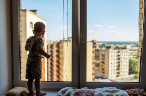 قاراعاندىدا 2 جاسار بالا تەرەزەدەن قۇلاپ كەتتى