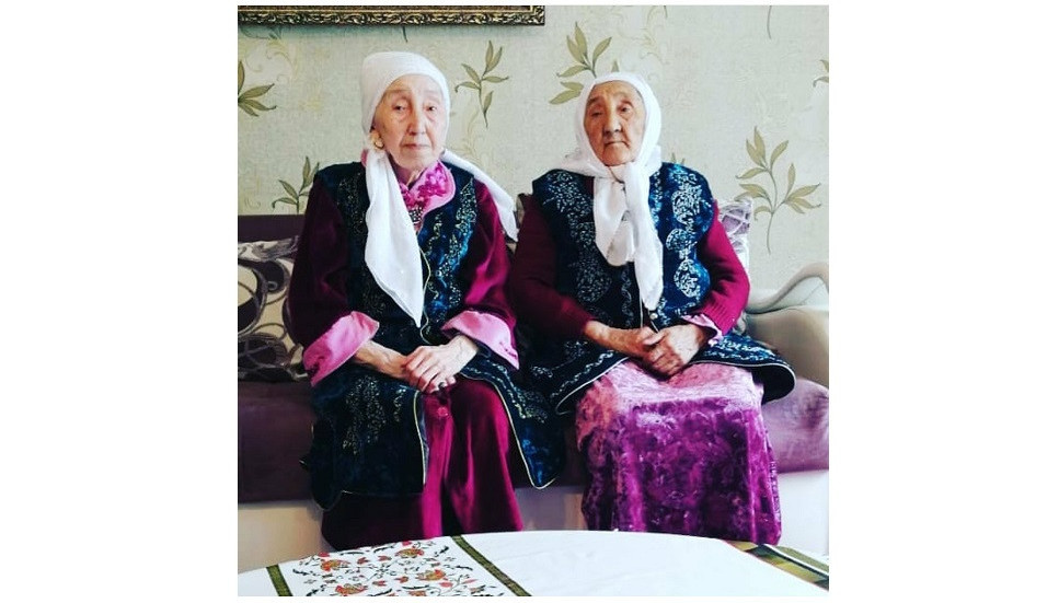 ەستايدىڭ ەكى نەمەرەسى