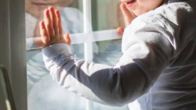 قىزىلوردادا ءتورت جاسار بالا ءۇشىنشى قاباتتان قۇلاپ كەتتى