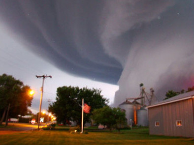 امەريكادا تورنادو داۋىلى تۇرىپ, توتەنشە جاعداي جاريالاندى