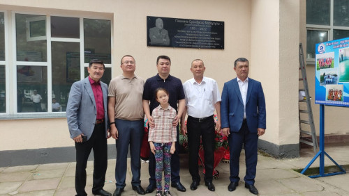 «وڭتۇستىك ۆولەيبولىنىڭ اتاسى» اتانعان باپكەرگە ەسكەرتكىش تاقتا ورناتىلدى