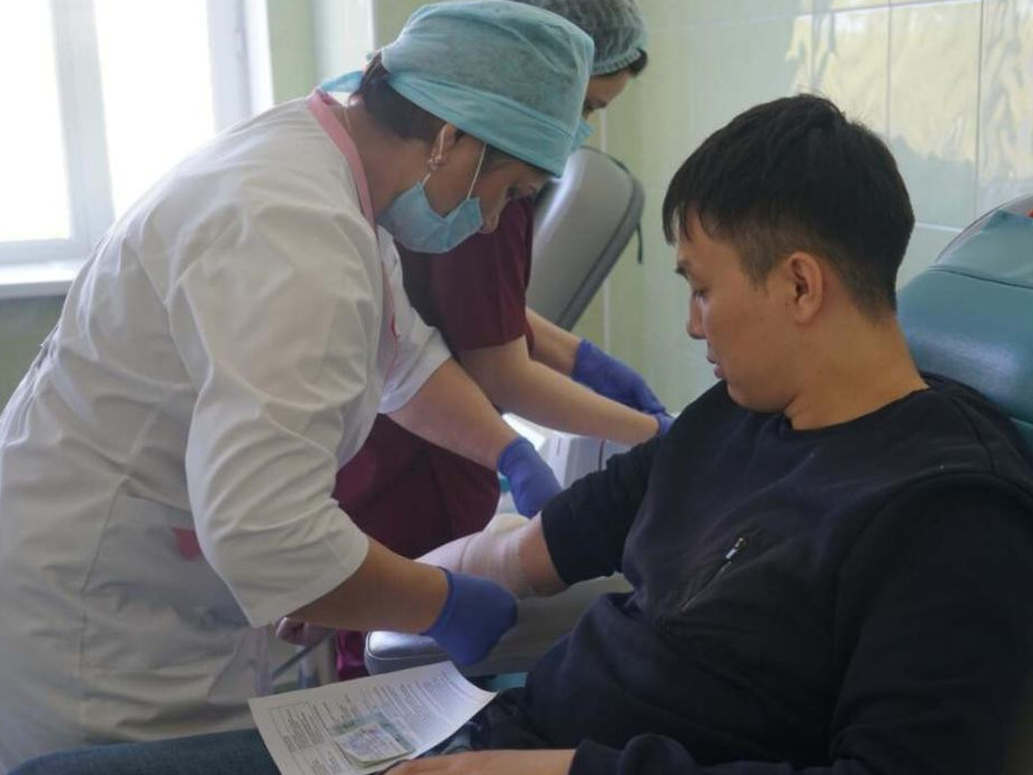 قوستانايدا 50-دەن استام پوليتسيا قىزمەتكەرى قان تاپسىردى