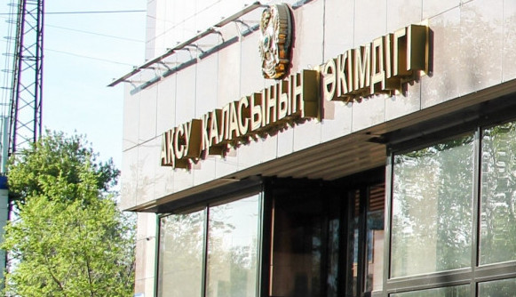 اكىمدىك عيماراتىنان ەر ادام قۇلاپ كەتتى