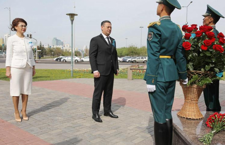 پرەزيدەنت اكىمشىلىگىنىڭ باسشىلىعى راقىمجان قوشقارباەۆتىڭ ەسكەرتكىشىنە گۇل شوعىن قويدى