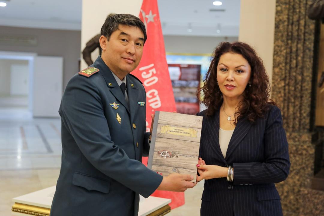 مۋزەي قورىنا تاريحي قۇجاتتار تاپسىرىلدى