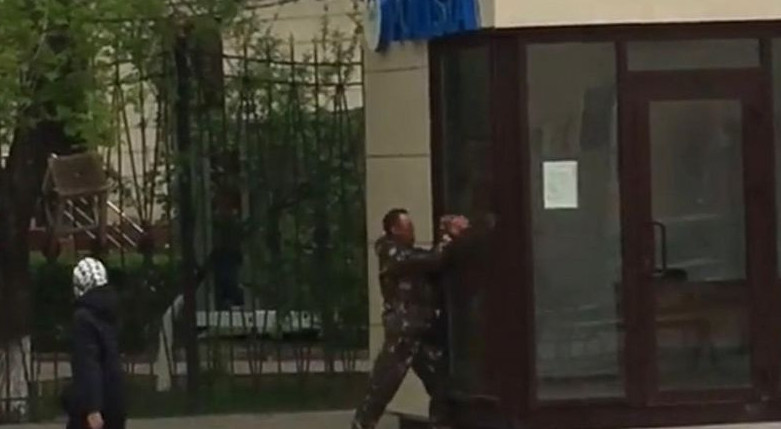 ماس كۇيىندە پوليتسيا پۋنكتىن تاسپەن ۇرعان تۇرعىن ۇستالدى