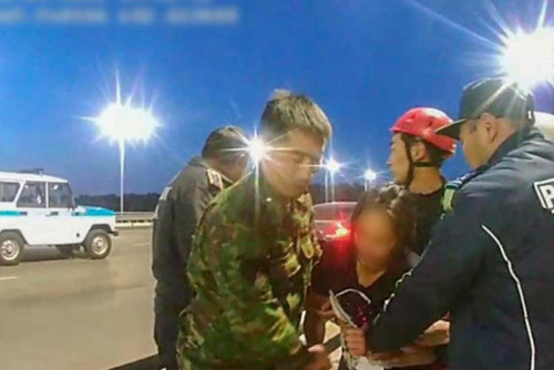 پوليتسيا كوپىردەن سەكىرەيىن دەپ جاتقان قىزدى قۇتقارىپ قالدى