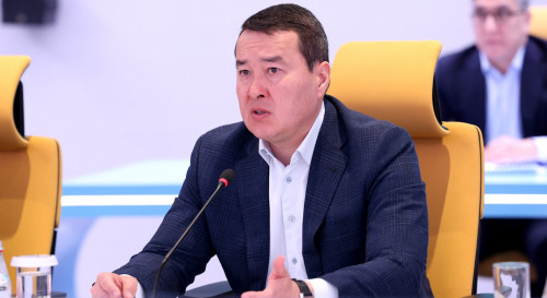 ۇكىمەت باسشىسى ازىق-ت ۇلىك باعاسىن ۇستاپ تۇرۋ تۋرالى كەڭەس وتكىزدى