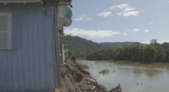 برازيليادا سۋ تاسقىنىنان ءۇش ادام كوز جۇمدى