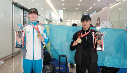 قازاقستاندىق كيكبوكسەرلەر الەم كۋبوگىندا توپ جاردى