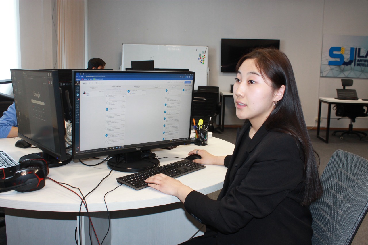 ستۋدەنتتەر كەڭەس بەرۋ جوباسىنا قاتىسادى