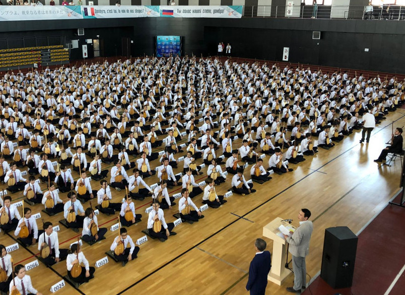 مىڭ بالا ءبىر مەزەتتە كۇي تارتىپ, رەكورد جاسادى