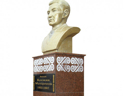 اقىنعا ەسكەرتكىش قويىلدى