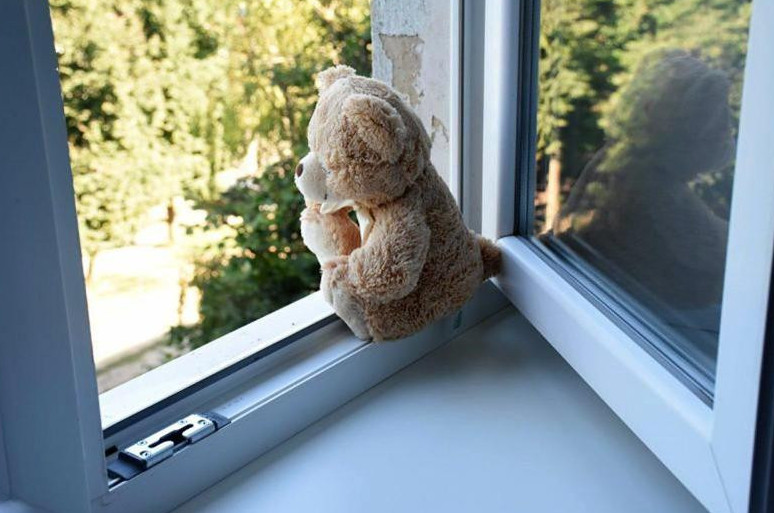 ەكىباستۇزدا 5 جاستاعى بالا تەرەزەدەن قۇلاپ كەتتى